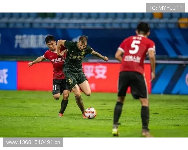 中超联赛激战正酣 各队为冠军荣誉全力以赴 展现精彩足球对决